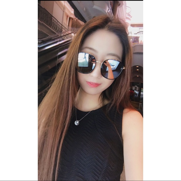 UV Gold Frame Mirror Sunglasses - Picture 3 of 3